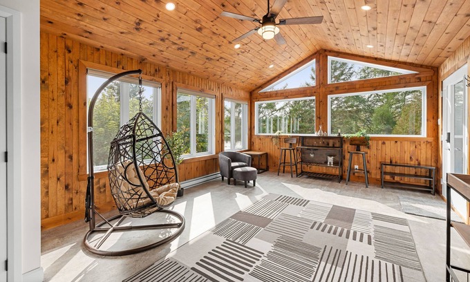 Riviere-a-Pierre Ski Chalet | Tranquil Retreat by Lake Beaupré: Pet-Friendly Getaway