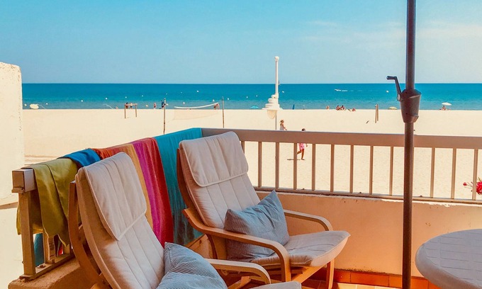 Leucate House | Beachfront Bliss: 10/10 Rated with Pool & Spa Access