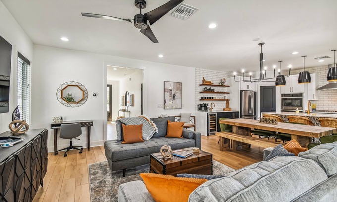 South Seminole Heights House | Happiness Hideaway - Ideal Location with Spa and Breakfast