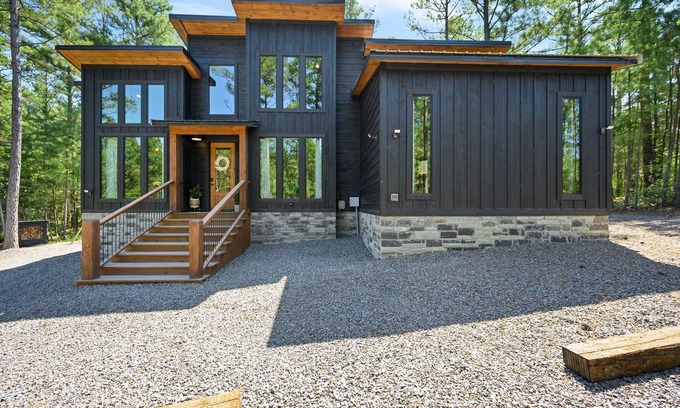 Pickens Cabin | Inviting Happy Bears Cabin with Hot Tub & Lake View