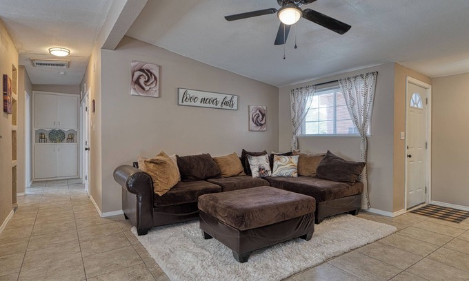 Northeast Heights House | Happy bright 4 BR house in Albuquerque? Yes, please!