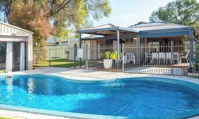 Broadwater House | Relax at Happy Daze Beach House with Private Pool & Ocean View