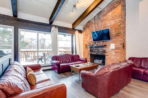 The Blue Mountains Ski Chalet | Happy Daze Big Space Near Village Hot Tub 38L-194