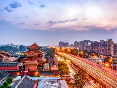 Dongsi Hotel | Prime Location Hotel with Free Coffee & City Views