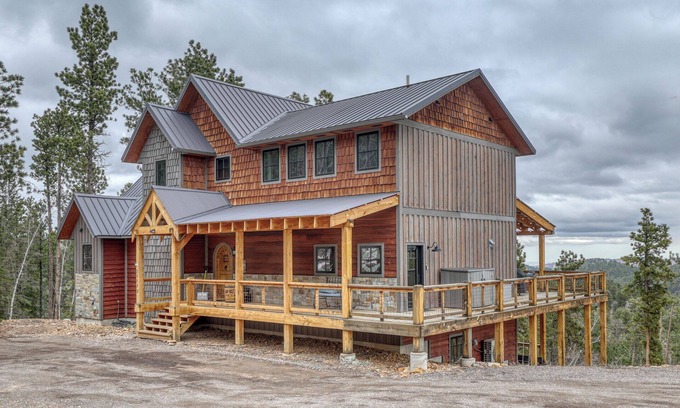 Deadwood House | Happy Hour Hideaway: Breathtaking Mountain Views Await!