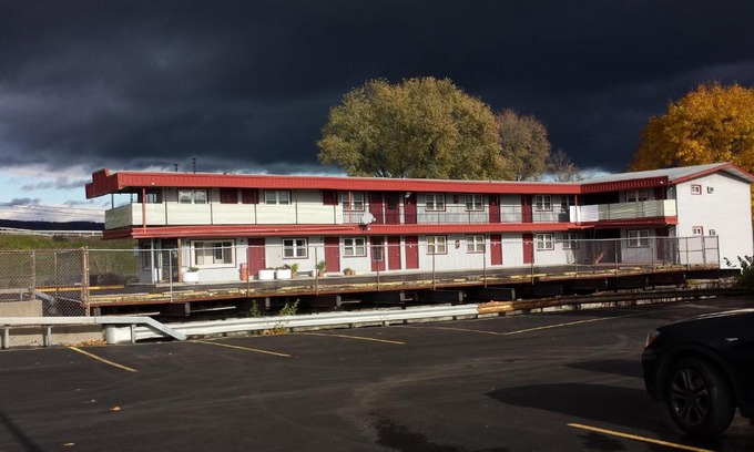 Utica Hotel | Budget-Friendly Happy Journey Motel with Complimentary Breakfast