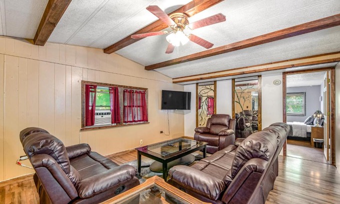 Penn Yan House | Pet-Friendly Happy Lake Trails: Ideal for Family Getaways