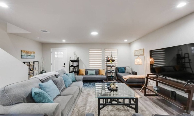 Fort Worth Apartment | Happy Large Home with 2 living area near Stockyards, AT&T
