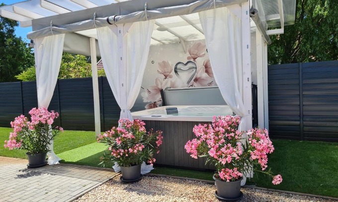 Gyula House | Ideal Retreat at Happy Moments Apartman with Hot Tub