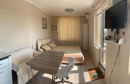 Pomorie Apartment | Delightful Retreat with Ocean View and Child-Friendly Fun