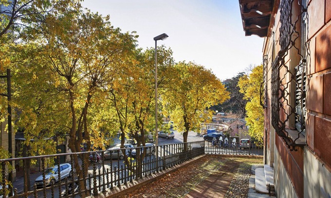 Castelletto Apartment | Central Happy Square: Family-Friendly with Breakfast Included