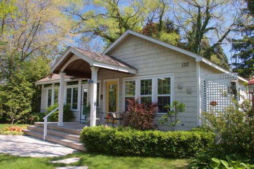 New Buffalo House | Delightful Happy Thoughts Cottage - 4-Star Family Retreat