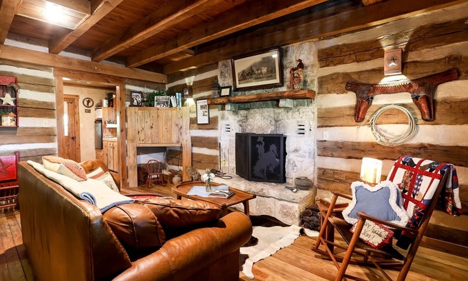 Fredericksburg Cabin | Cozy Happy Trails Log Cabin with Fireplace and Ocean View