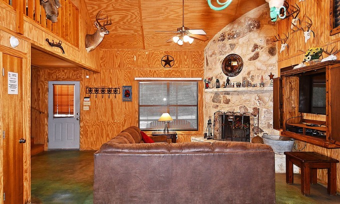 Garze House | Serene Getaway: Private Pool & River Access at Happy Trails