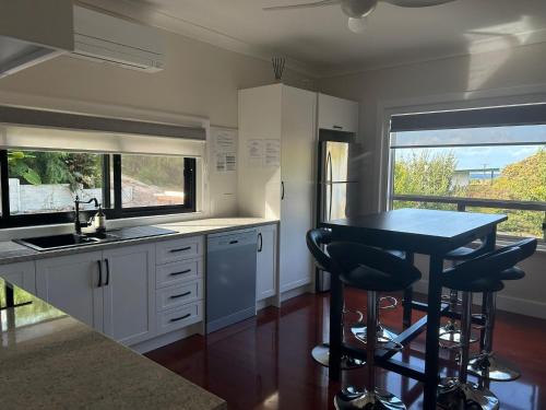 Port Lincoln House | Discover Happy Valley Rest: Oceanfront Escape with Breakfast