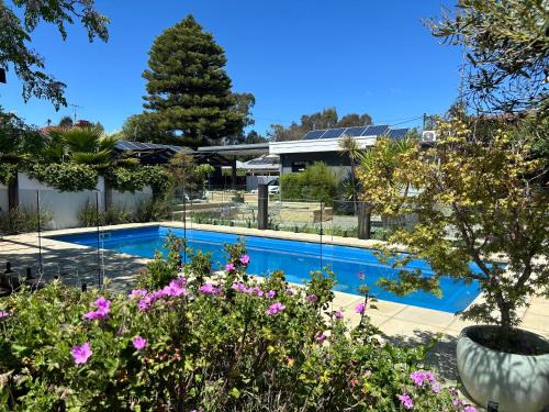 White Hills Hotel | Adult-Only Happy Wanderer Motel in Bendigo with Pool Access