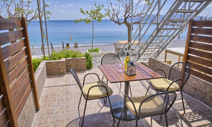 Haraki Apartment | Family-Friendly Haraki Dream View: Steps from the Sea