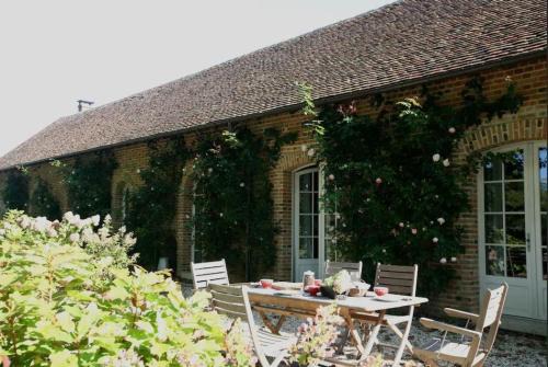 Salbris Villa | Discover Haras du Vignault: Pet-Friendly Haven with 9.8 Rating