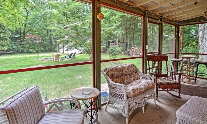 Harbert Cottage | Inviting Harbert Cottage + Studio: Steps from the Beach!