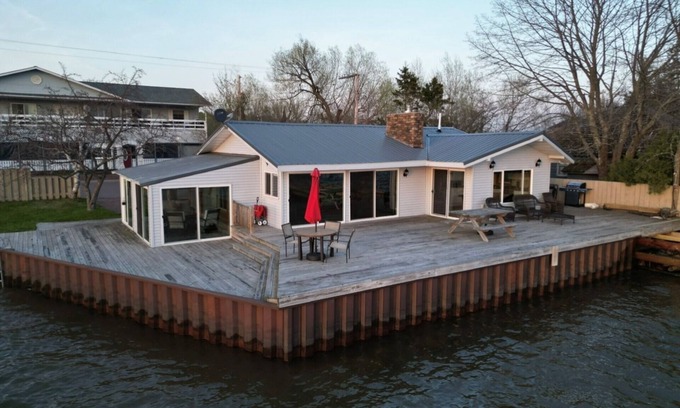 La Pointe House | Harbor Beach House - Pet Friendly Retreat by the Water
