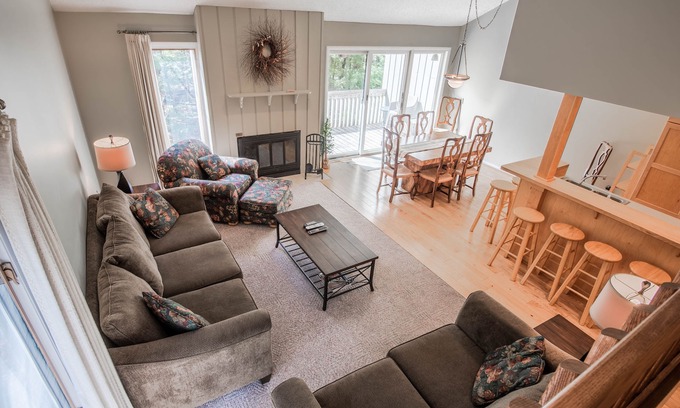 Harbor Springs Condo | Beachfront Condo #39 with Pool & Private Beach Access