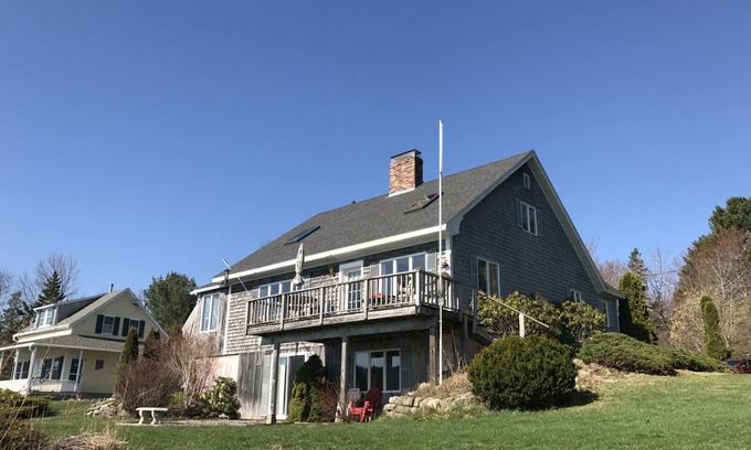 Round Pond House | Harbor Edge: Shorefront Retreat with Ocean Views & Breakfast