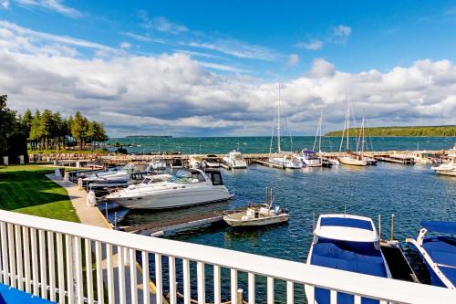 Fish Creek Hotel | Top-Rated Harbor Guest House with Full Kitchen Access
