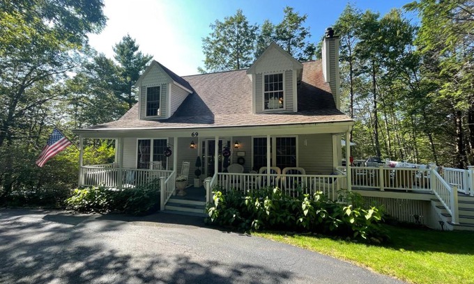 York House | Cozy Harbor Hideaway with Ocean View and Family Amenities