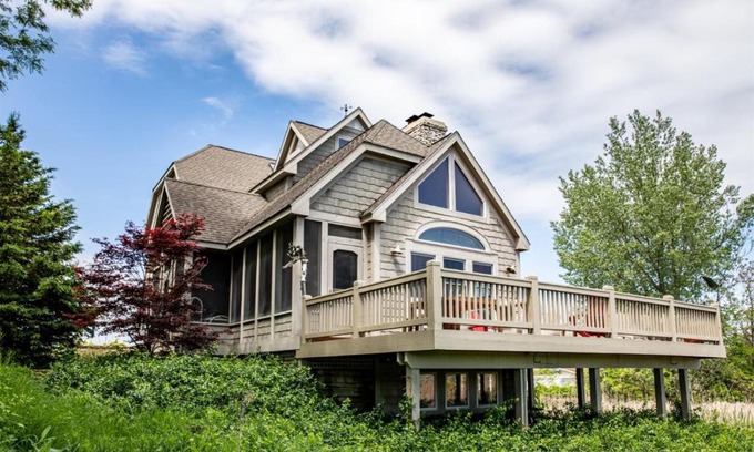 New Buffalo House | Family-Friendly Harbor House: Enjoy a 4-Star Experience