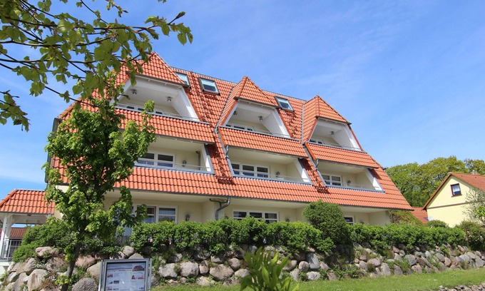 Breege Apartment | Oceanfront Haven: Hafenhäuser Breege - Whg. 9 "Sandpiper"
