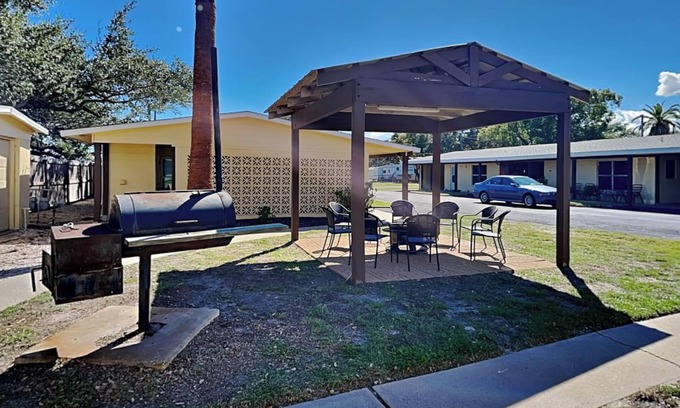 Fulton Condo | Top-Rated Harbor Lights Cottages with Pool & Breakfast