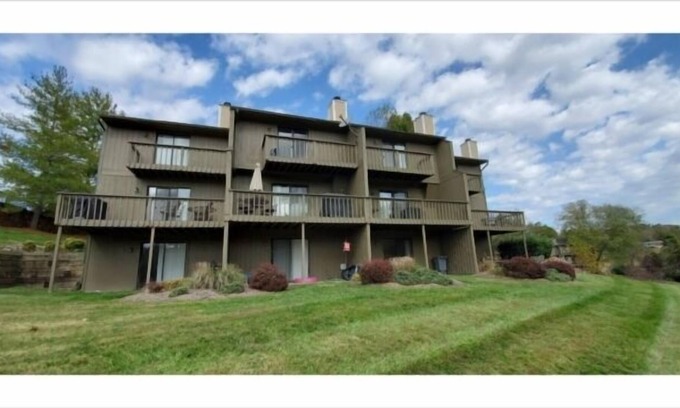 Goodview House | Harbor Ridge: Townhome with Wifi and open boat slip. Budget friendly.