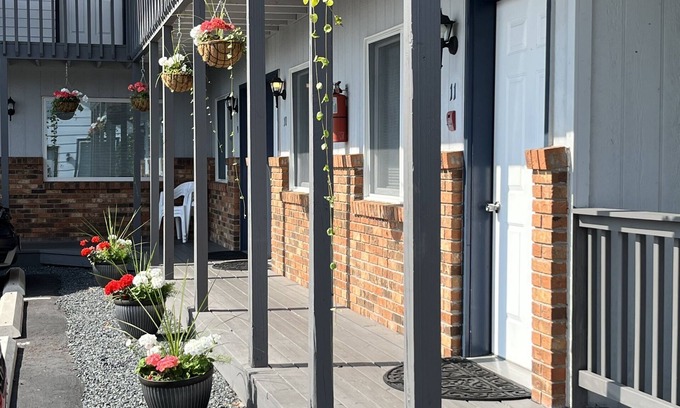 Bayfield Hotel | Harbor's Edge Motel: Family-Friendly with Breakfast Included
