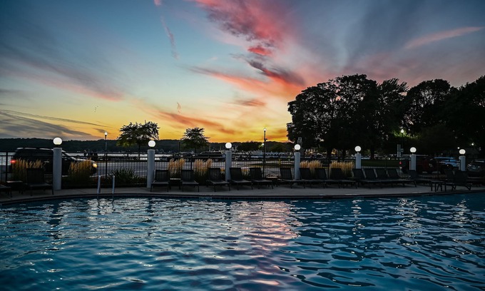 Lake Geneva Hotel | Relax at Harbor Shores on Lake Geneva with Pool and Spa