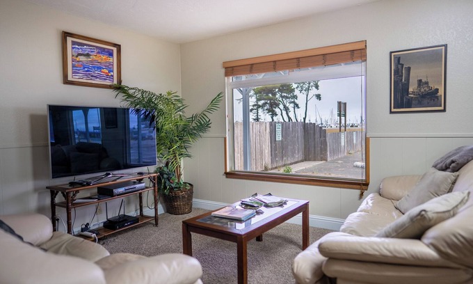 Crescent City Apartment | Oceanfront Harbor View Apartment with Spa & Family Amenities