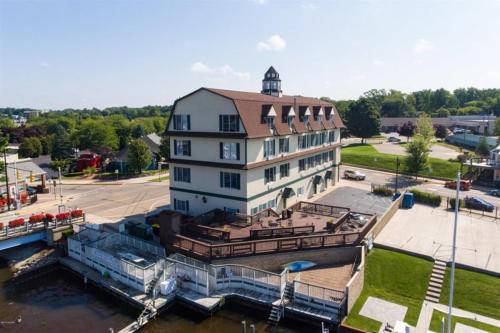 South Haven House | Harbor View Condo: Scenic River Escape Near Beach & Downtown