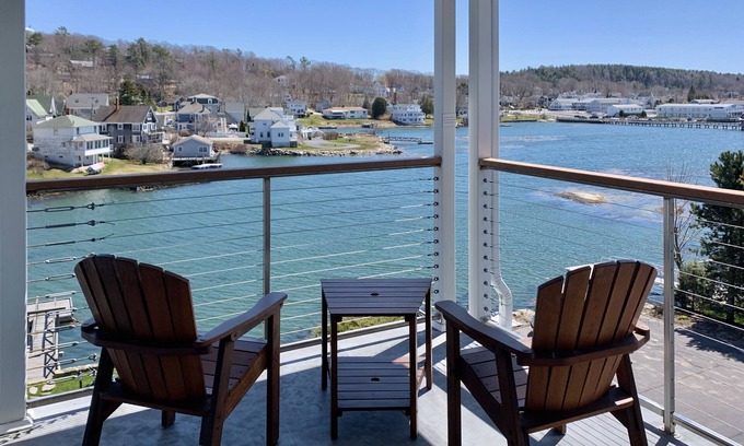 Boothbay Harbor Bed & Breakfast | Beachfront Escape at Harborage Inn with Family-Friendly Amenities