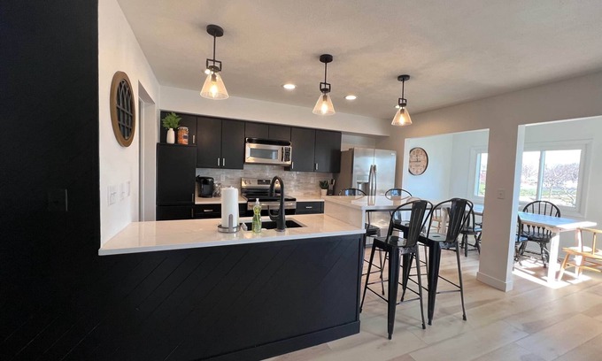 Huron Condo | Kid-Friendly Harborview on Main with Kitchen Amenities