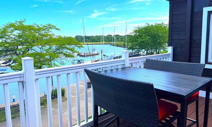 Huron Condo | Family-Friendly Stay at Harborview 3-7-2 on Main - Rated 10/10