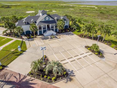 Hitchcock Cabin | Harborwalk Lodge: Guest Rated 10/10 with Pool & Breakfast