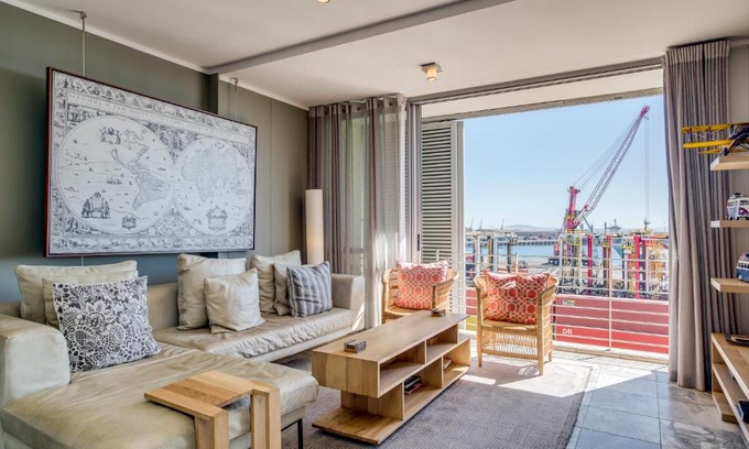 Victoria and Alfred Waterfront Apartment | Harbour Bridge 417: Wheelchair Accessible & Rated 9/10