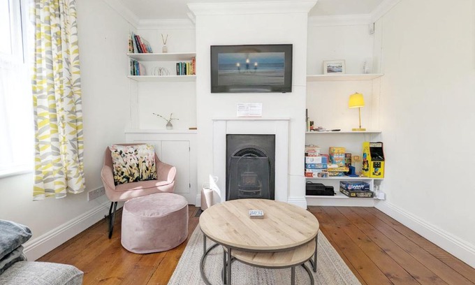 Emsworth House | Harbour Cottage: Oceanfront Retreat with Kitchen Access
