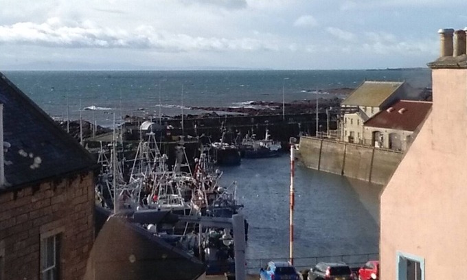 Pittenweem Apartment | Beachfront Sunny Harbour Apartment: Perfect for East Neuk Getaway
