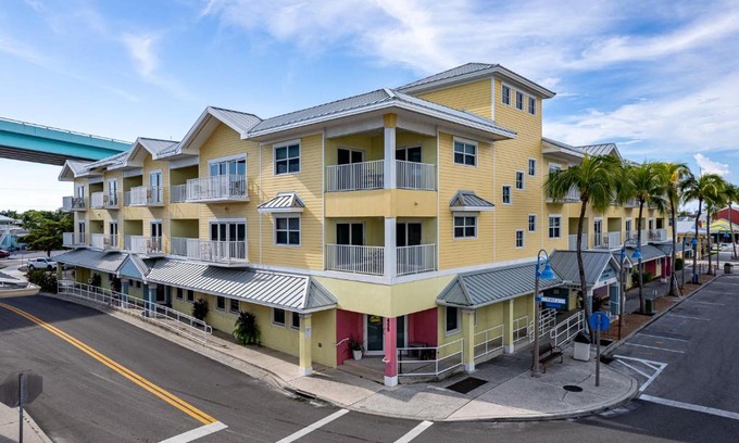Fort Myers Beach Apartment | Outstanding Harbour House at the Inn 209 with Pool Access
