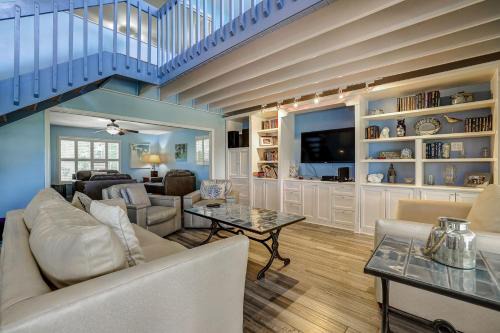 Captiva Apartment | Discover Harbour House Captiva: Pet-Friendly Oasis with Pool
