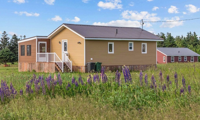 Savage Harbour House | Harbour Hues - minutes from the beach!