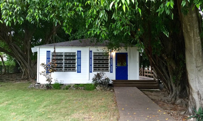 Dunmore Town Cottage | Walk to Gorgeous Pink Sand Beach at Harbour Island, Bahamas