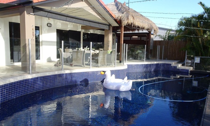 Carrara House | Harbour Lights 5 bedroom Waterfront Family Getaway sleeping up to 12 guests.