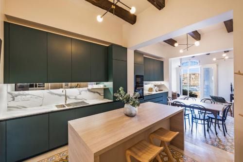 Birgu Apartment | Harbour Mansion: Family-Friendly Retreat with 4-Star Comfort