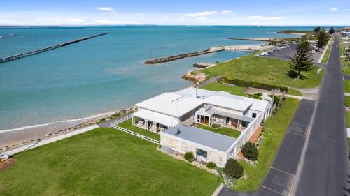 Rivoli Bay House | Beautiful Harbour Masters Beachport with Oceanfront Views